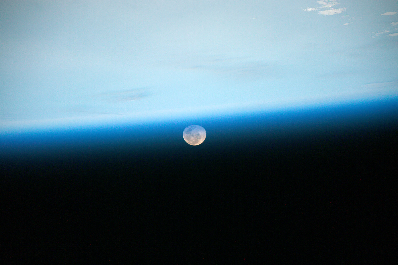 Фото земли и Луны издалека